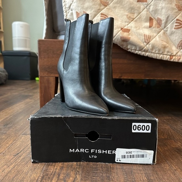 Marc Fisher | Women's Garliss Chelsea Boot - Picture 4 of 11